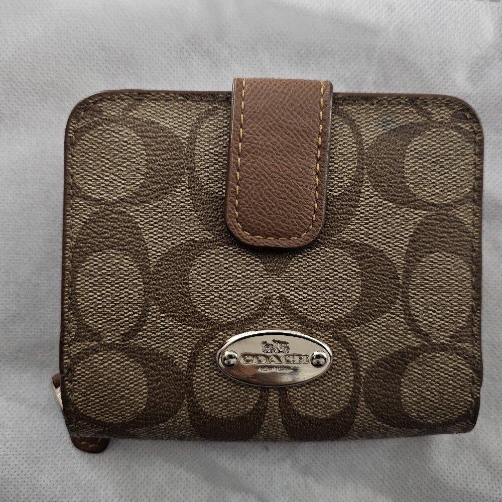 Medium Corner Zip Wallet in Signature Canvas